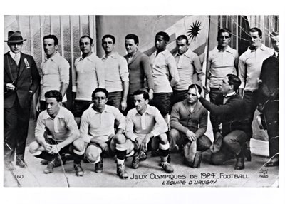 Die uruguayische Fußballmannschaft bei den Olympischen Spielen in Paris, 1924 von French Photographer